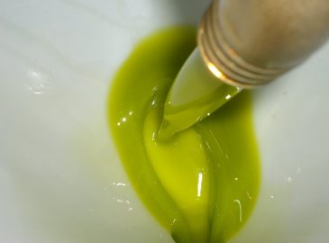 pretakanje maslinovog ulja